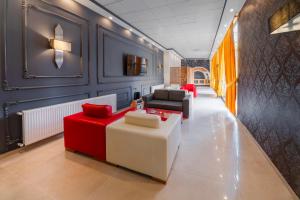 a lobby with red and white furniture and blue walls at City Life in İskenderun