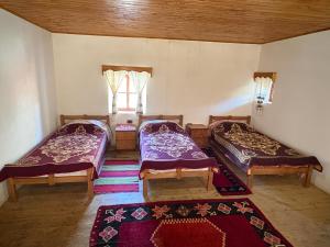 a room with two beds and a window at Guest House Prebibaj in Curraj i Epërm
