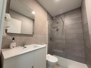 a bathroom with a toilet and a sink and a shower at Pensión Atenea & Via Romana - Grupo Arcanos in Caldas de Reis
