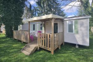 a tiny house with a porch and a deck at Mobil Home 3Ch - 6Pers 15min Europa PARK in Boofzheim
