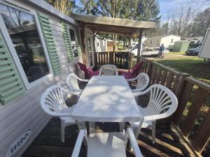 a white table and chairs on a porch at Mobil Home 3Ch - 6Pers 15min Europa PARK in Boofzheim