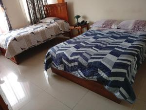 a bedroom with two beds in a room at Hospedaje Las Garzas in Ibarra