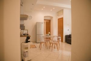 a kitchen and dining room with a table and chairs at La Ruelle in Sulmona
