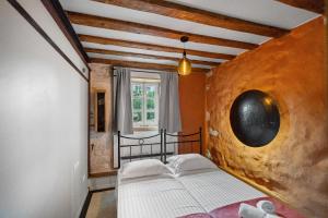 a bedroom with a bed and a window at Apartment Heritage Stonehouse in Ugljan