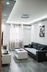 a living room with a couch and a table at Apartman Centar in Doboj