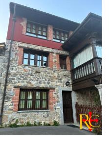 a brick building with a r sign in front of it at rincón de covadonga in Caño
