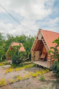 two small wooden huts with a red roof at Kindia Park Hotel in La Esmeralda