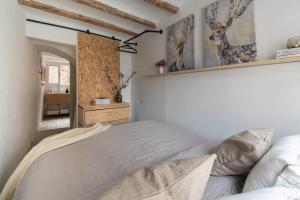 a bedroom with a bed and a mirror at Calderona Tiny house in Segorbe