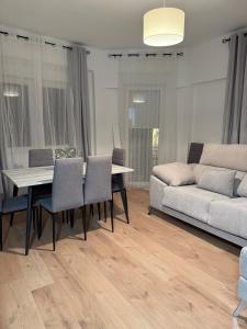 a living room with a table and a couch at Alojamiento Baeza - Leones 9 A in Baeza