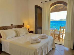 a bedroom with a bed and a view of the ocean at Villa Rosa in Cannigione