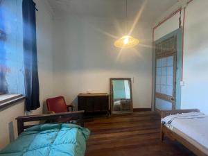 a bedroom with a bed and a desk and a mirror at Casa Che in Valparaíso