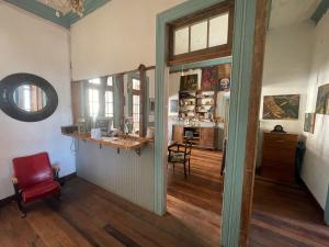 a room with a counter and a table in a room at Casa Che in Valparaíso