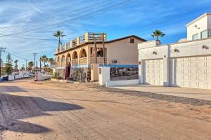 a house on the side of a dirt road at Spacious Oceanview Home Casa de Los Amigos in Puerto Peñasco