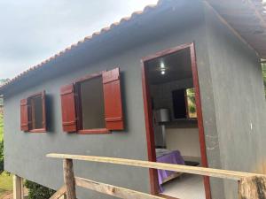 a side view of a house with windows and a mirror at Chalé do Vicente in Ouro Preto +2 photos