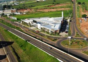 an overhead view of a building on a highway at Paraná Comfort Hotel in Cianorte