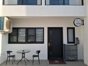 a table and chairs in front of a building at Starry Night Travel Homestay in Magong