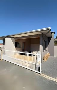 a rendering of a house with a white fence at Suíte dos Sonhos-Climatizada,Hidromassagem,Garagem in Piratuba