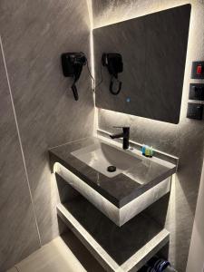 a bathroom with a sink and a mirror at رولارا بلازا in Medina +51 photos