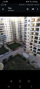 a view of a large apartment complex with buildings at one room in Alexandria