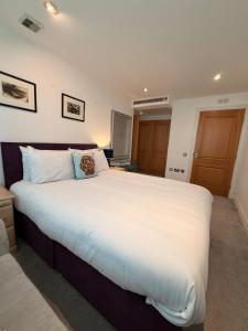 a bedroom with a large bed with white sheets at VIP apartment paddington in London