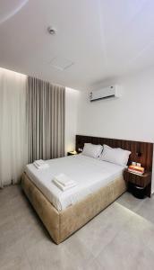 a bedroom with a large bed in a room at الزاوية للشقق الفندقية in Medina