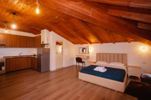 a bedroom with a bed and a kitchen at Bellway Guest House in Shkodër