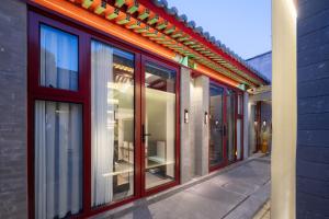 a row of windows on the side of a building at Liuli Tile Courtyard Hotel Houhai Tian Anmen Wangfujing in Beijing