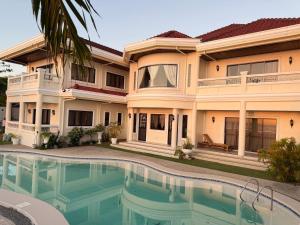 ein Haus mit einem Swimmingpool davor in der Unterkunft Mateos Villa in Carmen