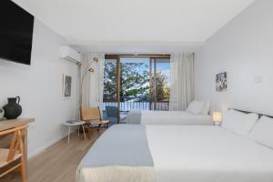 ein Hotelzimmer mit zwei Betten und Balkon in der Unterkunft Bayview Tower in Yeppoon + 79 Fotos
