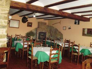 A restaurant or other place to eat at Hostal Venta Liara