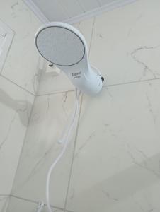 ein Duschkopf an der Wand in einem Badezimmer in der Unterkunft Quarto suíte 2 in Itaqui + 10 Fotos