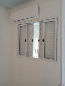 ein Fenster in einem Raum mit einem Ventilator in der Unterkunft Quarto suíte 2 in Itaqui