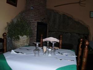 A restaurant or other place to eat at Hostal Venta Liara