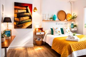 a bedroom with a bed and a painting on the wall at La Casica del Abuelo Valentín in Torreblascopedro
