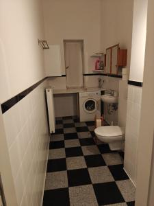 a small bathroom with a toilet and a sink at Zentrales & gemütliches Zimmer in Lübeck