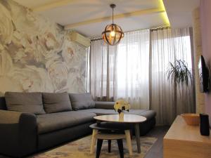 een woonkamer met een bank en een tafel bij Apartments Tom&Jerry in Belgrado