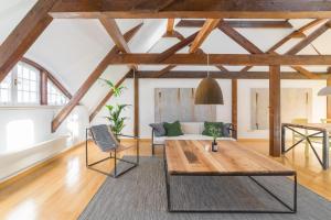 ein Wohnzimmer mit einem Sofa und einem Tisch in der Unterkunft Design Apartments - "Potsdam City" 20 in Potsdam