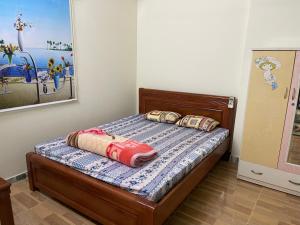 a bedroom with a bed in a room with a painting at 846B50 BÌNH GIÃ in Vung Tau