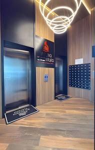 a hallway of a building with a sign on the wall at Apto Rosas| 3Q, todo Climatizado, Prox das Termas in Piratuba