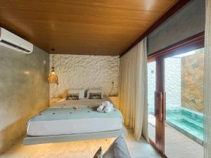 a bedroom with a bed in a room with a window at Hotel Kanto Do Chico Conceito in Icaraí +46 photos