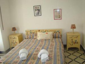 Un dormitorio con una cama con dos mesitas de noche y dos lámparas. en Hotel Elvines, en Mar del Plata