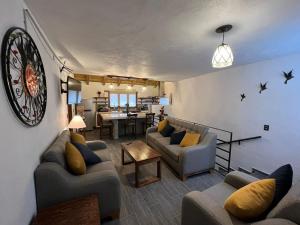 a living room with couches and a dining room at Hotel Mi Pueblito Tapalpa in Tapalpa