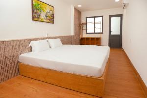 a bedroom with a large bed in a room at Central Phu Quoc Villa in Phú Quốc