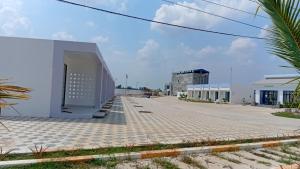 a building on the side of a street at Good Dream Guest Home in Phumĭ Toch