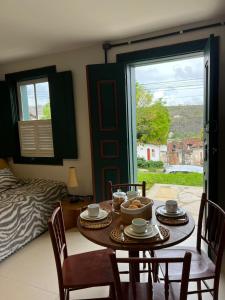 a room with a table and chairs and a bed at Loft Macau in Diamantina +12 photos