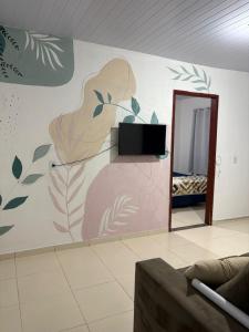 a wall with a painting of a woman on it at Doce Lar Alto Caparaó in Caparaó Velho
