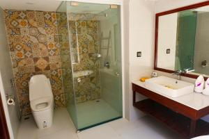 a bathroom with a toilet and a sink and a shower at Kakse Teschor Mong Reththy Senchey in Phumĭ Svay Dângkum +22 photos