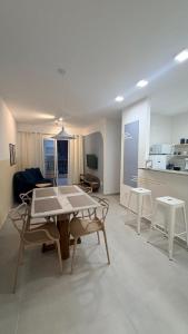 a living room with a table and chairs in it at Refúgio com estilo 2 Quartos 6 Pessoas in Bertioga