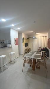 a living room with a table and chairs in it at Mar e Natureza 2 quartos 6 Pessoas Lazer in Bertioga