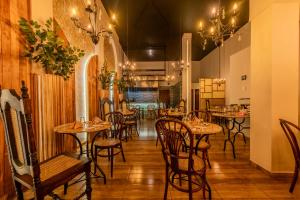 a restaurant with tables and chairs in a room at Hotel Dorado Plaza Boutique Calle del Arsenal in Cartagena de Indias